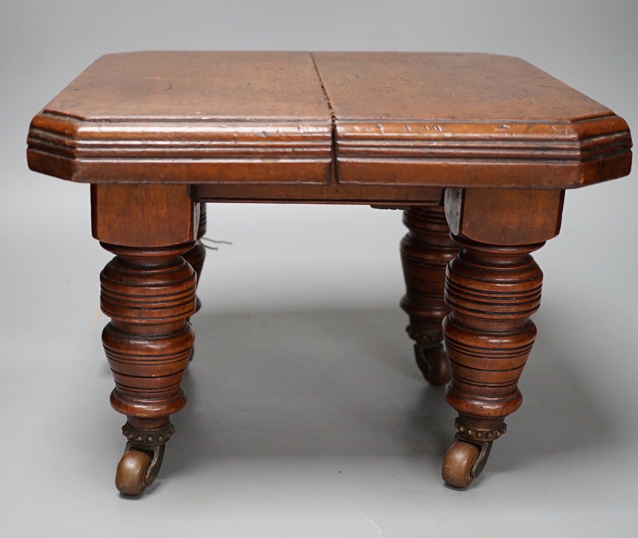 A late Victorian mahogany miniature extending table, possibly an apprentice piece, 24cms high.